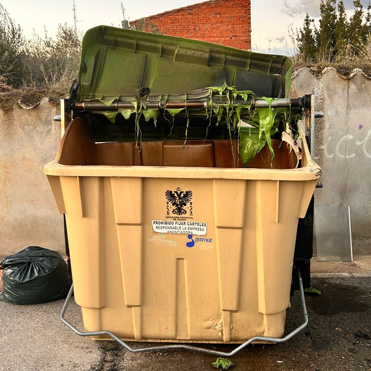 Peligros de las cenizas sin apagar en los contenedores de basura